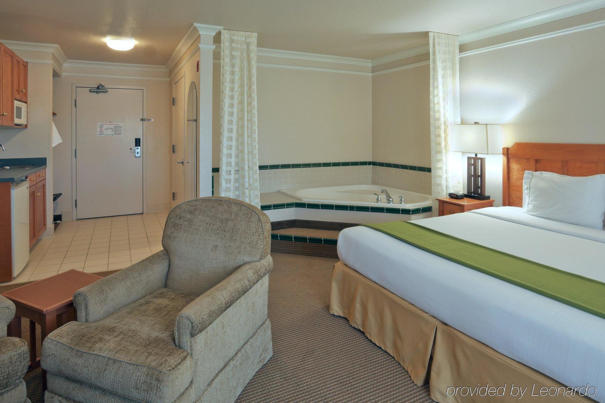 Holiday Inn Express Hotel & Suites Arcata/Eureka-Airport Area By Ihg McKinleyville Rum bild