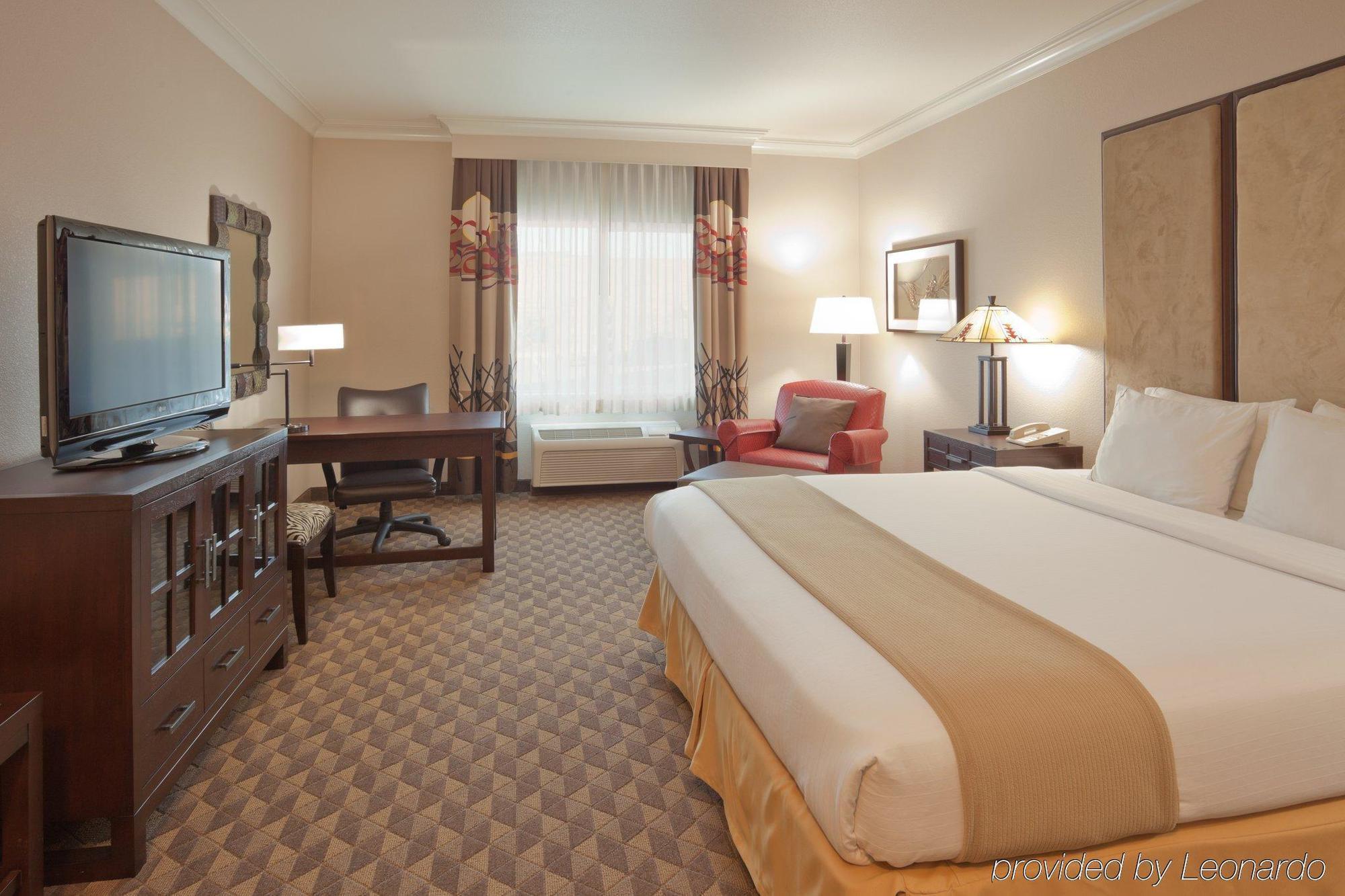 Holiday Inn Express Hotel & Suites Arcata/Eureka-Airport Area By Ihg McKinleyville Rum bild